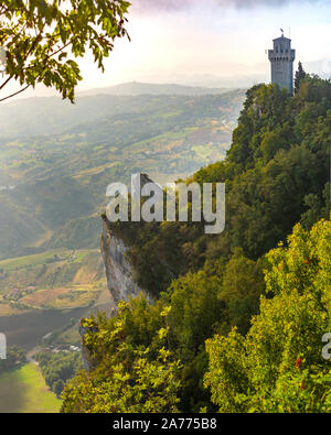 Montale, troisième tour, plus petite des trois sommets du mont Titano, dans la ville de San Marino de la République de Saint-Marin en journée ensoleillée Banque D'Images