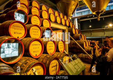 Histoire de la Guinness sur le plat- de barils, au Guinness Storehouse, brasserie, musée, exposition, Dublin, Irlande Banque D'Images