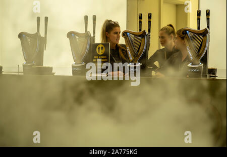 Les serveuses, dans la salle de dégustation, Guinness Storehouse, brasserie, musée, exposition, Dublin, Irlande Banque D'Images