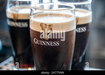 Pintes de Guinness au bar Gravity, Guinness Storehouse, brasserie, musée, exposition, Dublin, Irlande Banque D'Images