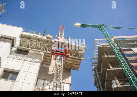 Les plates-formes de transport de l'échafaud ascenseur au chantier de construction. Low angle view Banque D'Images