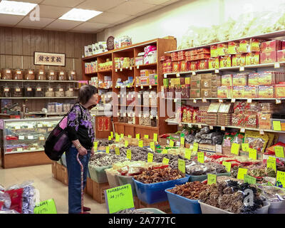 SAN FRANCISCO, CALIFORNIE, États-Unis d'Amérique - 26 octobre, 2017 : client dans une épicerie à China town Banque D'Images