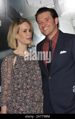 LOS ANGELES, CA - 24 février 2014 : Jason Butler Harner & Sarah Paulson lors de la première mondiale de son film "Non-Stop" au Regency Village Theatre, Westwood. © 2014 Paul Smith / Featureflash Banque D'Images