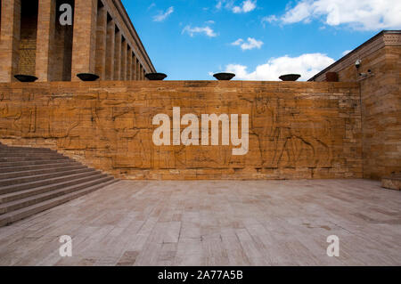 À partir de détails les reliefs sur les murs extérieurs de l'Anitkabir, le mausolée de Mustafa Kemal Atatürk, fondateur de la République turque moderne Banque D'Images