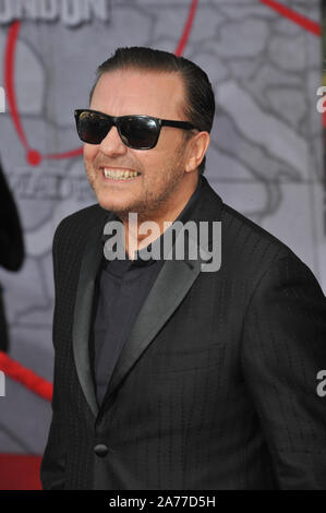 LOS ANGELES, CA - le 11 mars 2014 : Ricky Gervais lors de la première mondiale de son film de Disney's 'Muppets Most Wanted' au El Capitan Theatre, à Hollywood. © 2014 Paul Smith / Featureflash Banque D'Images