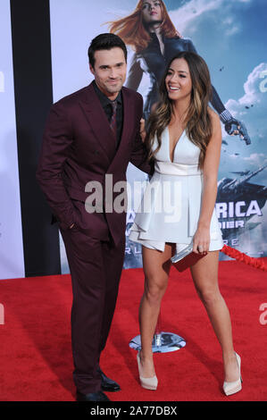 LOS ANGELES, CA - 13 mars 2014 : Brett Dalton & Chloé Bennett lors de la première mondiale de 'Captain America : The Winter Soldier' au El Capitan Theatre, à Hollywood. © 2014 Paul Smith / Featureflash Banque D'Images