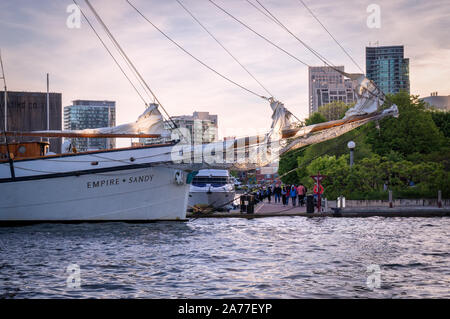 Toronto, Ontario, Canada - 2019 0609 : l'un des plus populaires attractions de Toronto Empire Sandy Tall Ship à côté de l'embarcadère à Toronto Harboufront Banque D'Images