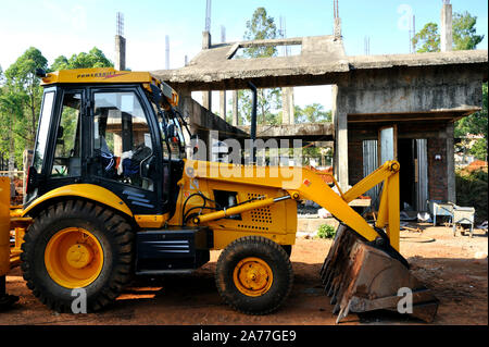 Nov 11, 2012 ; : Mumbai, Maharashtra, Inde - Asie du Sud-Est - Site en cours de construction nouvelle Chargeuse-pelleteuse Maison Banque D'Images