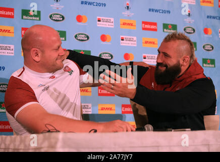 L'Angleterre Dan Cole (à gauche) et Joe Marler (droite) lors de la conférence de presse de l'Hôtel Keio Plaza Tokyo. Banque D'Images