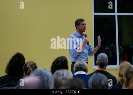 Newtown, United States. 30Th Oct, 2019. Candidat présidentiel Beto O'Rourke traite de la violence armée dans la région de Newtown. Prendre une courte pause dans le cadre de campagnes, Beto O'Rourke a passé la soirée à discuter de la violence armée, et le contrôle des armes à feu avec les défenseurs du contrôle des armes à feu, et les étudiants à Newtown, la ville où l'école élémentaire Sandy Hook 2012 tirs qui ont tué 28 personnes s'est produite. Credit : SOPA/Alamy Images Limited Live News Banque D'Images