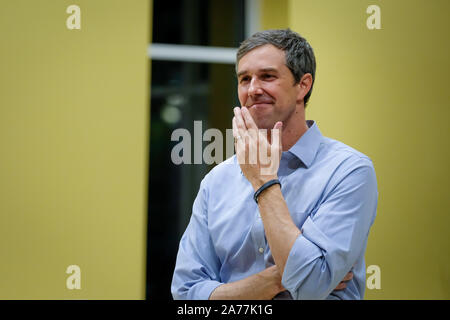 Newtown, United States. 30Th Oct, 2019. Candidat présidentiel Beto O'Rourke écouter le peuple comme il traite de la violence armée dans la région de Newtown. Prendre une courte pause dans le cadre de campagnes, Beto O'Rourke a passé la soirée à discuter de la violence armée, et le contrôle des armes à feu avec les défenseurs du contrôle des armes à feu, et les étudiants à Newtown, la ville où l'école élémentaire Sandy Hook 2012 tirs qui ont tué 28 personnes s'est produite. Credit : SOPA/Alamy Images Limited Live News Banque D'Images