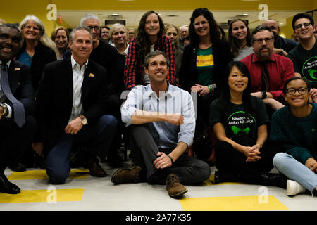 Newtown, United States. 30Th Oct, 2019. Candidat présidentiel Beto O'Rourke pose pour une photo de groupe avant de discuter de la violence armée dans la région de Newtown. Prendre une courte pause dans le cadre de campagnes, Beto O'Rourke a passé la soirée à discuter de la violence armée, et le contrôle des armes à feu avec les défenseurs du contrôle des armes à feu, et les étudiants à Newtown, la ville où l'école élémentaire Sandy Hook 2012 tirs qui ont tué 28 personnes s'est produite. Credit : SOPA/Alamy Images Limited Live News Banque D'Images