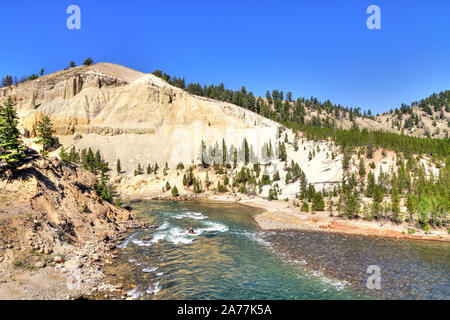 Donnent sur la rivière Yellowstone dans la tour de l'automne dans le Parc National de Yellowstone Banque D'Images