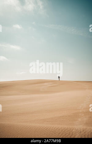 Personne marche autour sur une dune de sable Banque D'Images