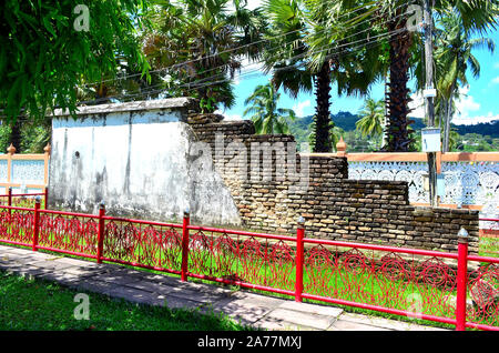 L'ancien mur à l'entrée de Temple de Chalong Phuket Thaïlande Banque D'Images