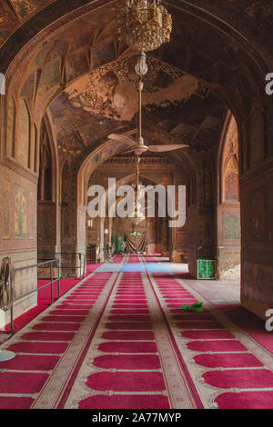 Bel intérieur de la mosquée de Wazir Khan à Lahore Banque D'Images