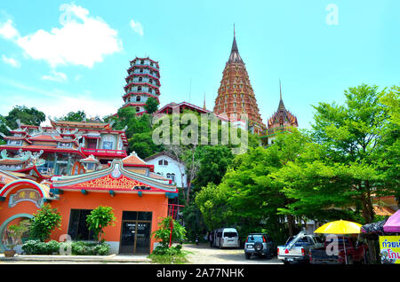 Les trois temples de Wat Tham Sua et Wat Wat Tham Khao Noi Kanchanaburi en Thaïlande Banque D'Images