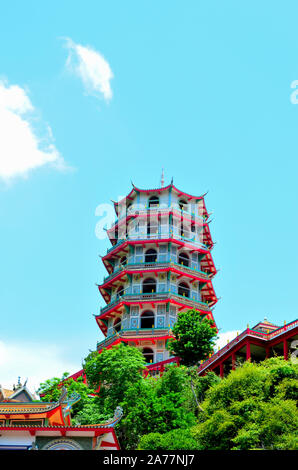 Une photo de temple principal prises depuis le parking à Wat Tham Khao Noi Banque D'Images