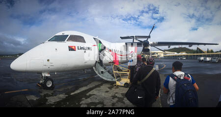 Les passagers d'un LinkPNG un avion avion à l'Aéroport International Jacksons de Port Moresby, Papouasie Nouvelle Guinée. Banque D'Images