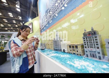 Hangzhou, Hangzhou, Chine. 31 octobre, 2019. Le 31 octobre 2019, le public a été de regarder l'"Shanghai Bund complexÃ', construit avec des milliers de blocs LEGO. Crédit : SIPA Asie/ZUMA/Alamy Fil Live News Banque D'Images