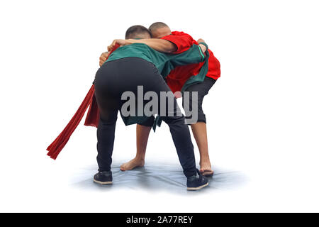 L'entraînement de jeunes lutteurs participant à des compétitions de combat qui a saisi et tenir l'autre par la ceinture en prévision d'une attaque décisive et Banque D'Images