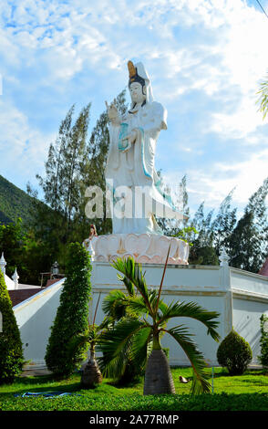 Une statue du Bouddha blanc permanent à Sam Roi Yot Temple Thaïlande Pranburi Banque D'Images