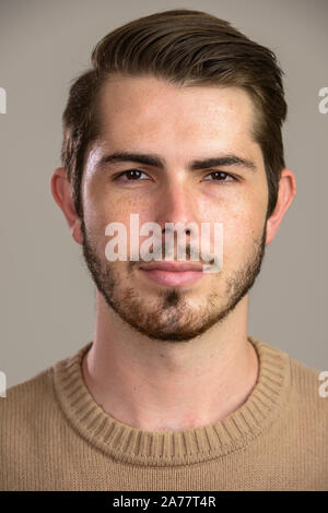 Visage de jeune beau barbu looking at camera Banque D'Images