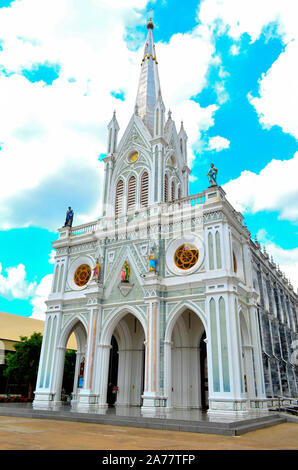 Une photo de la cathédrale blanche appelée la Nativité de Notre-dame cathédrale dans la province de Samut Songkhram près de Bangkok avec un ciel bleu et nuages Banque D'Images