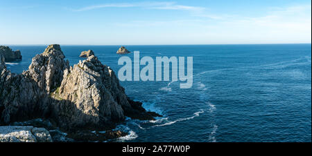 Une vue panoramique des falaises rocheuses sauvages et jagged et océan bleu foncé Banque D'Images