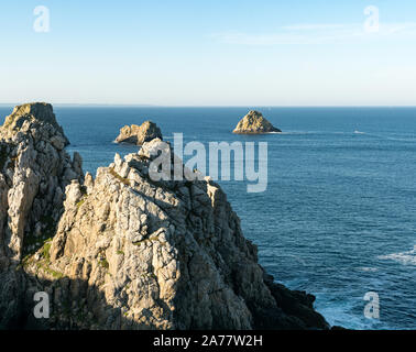 Une vue panoramique des falaises rocheuses sauvages et jagged et océan bleu foncé Banque D'Images