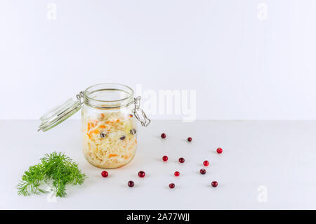 La choucroute dans verre pot Mason. Choucroute maison avec carotte . Les aliments fermentés. Probiotique naturel. Copier l'espace. Banque D'Images