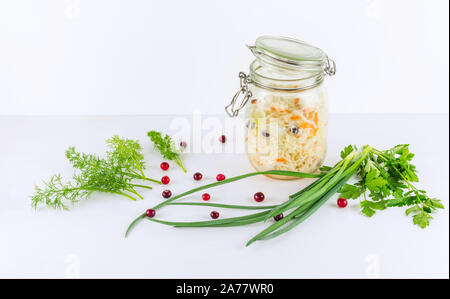 La choucroute dans verre pot Mason. Choucroute maison avec carotte . Les aliments fermentés. Aliments en conserve. Copier l'espace. Banque D'Images