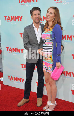 LOS ANGELES, CA - 30 juin 2014 : Eva Amurri Martino & mari Kyle Martino lors de la première de "Tammy" au théâtre chinois de Grauman, Hollywood.© 2014 Paul Smith / Featureflash Banque D'Images