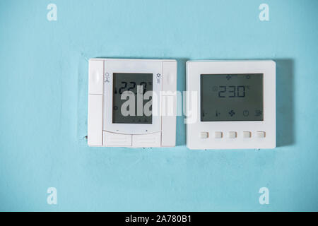 Un thermostat programmable Honeywell pour contrôler l'air conditionné et chauffage dans une maison. L'unité de commande du système de climatisation sur le mur. White Banque D'Images