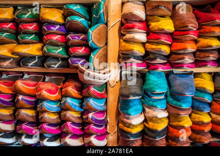 Couleur marocain babouches traditionnelles chaussures sandales colorées dans le souk Banque D'Images