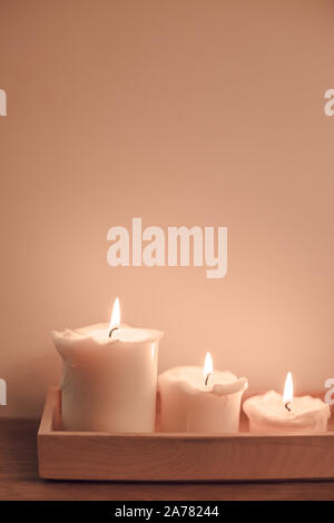 Feux de bougies dans la composition minimale sur le mur de fond de l'espace de copie. Tons rose style scandinave hygge Banque D'Images