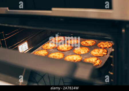 Des tartes à la citrouille d'automne de l'action de la cuisson au four chaud pour l'automne maison de coin. Ambiance cosy home Banque D'Images