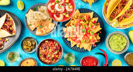 La nourriture mexicaine, vue panoramique sur l'overhead des plats typiques comme les nachos, quesadillas, cocktail de crevettes, chili con carne, coquilles à taco, burrito wraps Banque D'Images