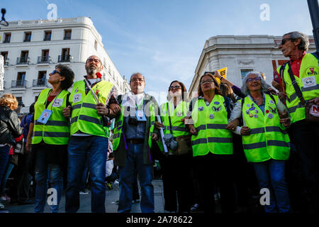 Plusieurs manifestants dans la région de yellow jackets lors de la manifestation. Des milliers de personnes se sont réunies à la Puerta del Sol pour protester contre la précarité et les faibles pensions pour les personnes âgées. Marché à partir du nord de l'Espagne (Bilbao) et Rota (Espagne du sud) se sont réunis à la capitale du pays à manifester devant le Parlement espagnol. Banque D'Images