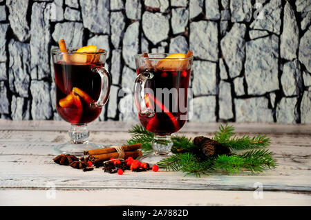 Une composition de Noël, deux verres de vin chaud avec des épices, debout sur une table, entouré de branches de sapin et de cônes, girofle, cannelle sti Banque D'Images