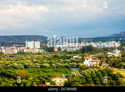 Lefka centre-ville avec des bâtiments modernes et quartier résidentiel verdoyant de banlieues, de Chypre du Nord Banque D'Images