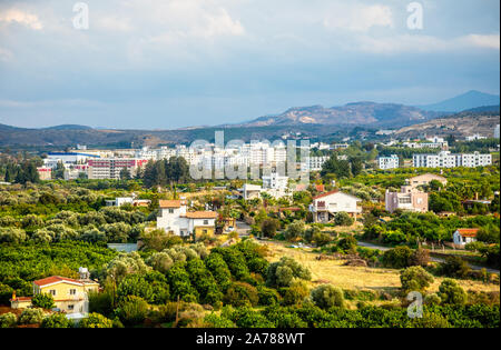 Lefka centre-ville avec des bâtiments modernes et quartier résidentiel verdoyant de banlieues, de Chypre du Nord Banque D'Images