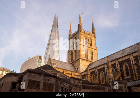 La cathédrale de Southwark et le Fragment au crépuscule à Londres, Angleterre Banque D'Images