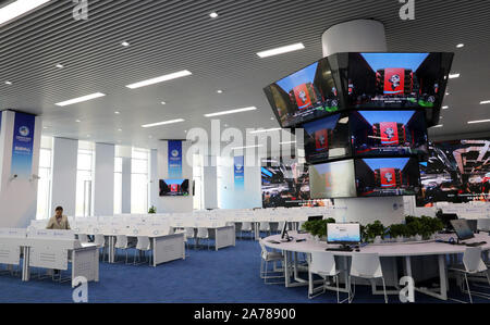 Shanghai. 31 octobre, 2019. Photo prise le 31 octobre 2019 montre une vue intérieure du Centre des médias de la deuxième internationale Chine Expo d'importation (CIEE) au National Exhibition and Convention Centre, à Shanghai, à l'est de la Chine. Le lieu de la Conférence de jumelage et l'écoulement et les médias Centre de la CIEE ont presque terminé et prêt à fournir le service aux journalistes et aux participants de l'expo. Credit : Fang Zhe/Xinhua/Alamy Live News Banque D'Images