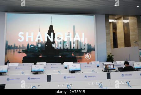 Shanghai, Chine. 31 octobre, 2019. Un technicien travaille au Centre des médias de la deuxième internationale Chine Expo d'importation (CIEE) au National Exhibition and Convention Centre, à Shanghai, la Chine orientale, le 31 octobre 2019. Le lieu de la Conférence de jumelage et l'écoulement et les médias Centre de la CIEE ont presque terminé et prêt à fournir le service aux journalistes et aux participants de l'expo. Credit : Fang Zhe/Xinhua/Alamy Live News Banque D'Images