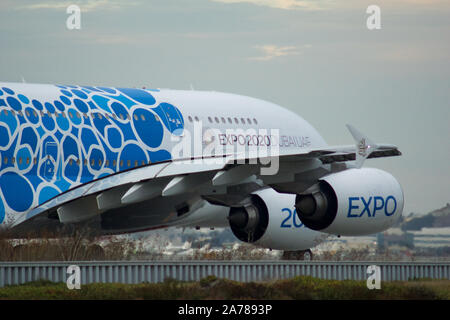 SAN FRANCISCO, California, UNITED STATES - SEP 27th, 2018 : unis avion Airbus A380 bleu avec l'Expo 2020 l'imposition de Dubaï à l'aéroport de San Francisco SFO Banque D'Images