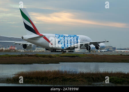 SAN FRANCISCO, California, UNITED STATES - SEP 27th, 2018 : unis avion Airbus A380 bleu avec l'Expo 2020 l'imposition de Dubaï à l'aéroport de San Francisco SFO Banque D'Images