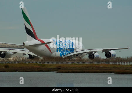 SAN FRANCISCO, California, UNITED STATES - SEP 27th, 2018 : unis avion Airbus A380 bleu avec l'Expo 2020 l'imposition de Dubaï à l'aéroport de San Francisco SFO Banque D'Images