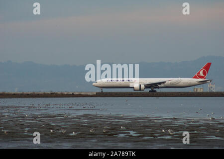 SAN FRANCISCO, California, UNITED STATES - SEP 27th, 2018 : Turkish Airlines Boeing 777-3F2ER roulait le long de la voie de circulation avant le départ à l'OFS Banque D'Images