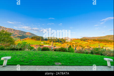 Champ d'herbe verte sur la colline parlementaire. Paysage du village de vallée. Forêt de pins sur la montagne avec ciel bleu et nuages blancs aux beaux jours en Europe. Vide Banque D'Images